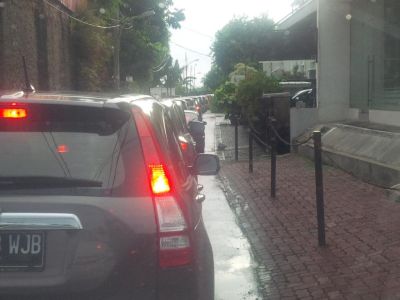 Gerimis, Jalan Otista Macet Parah